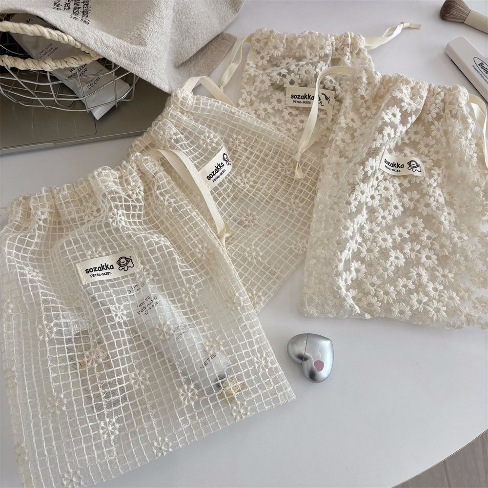 Travel Accessories And Bags - Kant geborduurde Daisy Mesh make-up tas